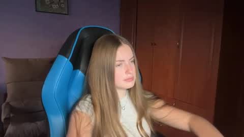 Snapshot of silksinner_ chatting on June 14, 5:26 pm Erica online show from June 14, 5:26 pm