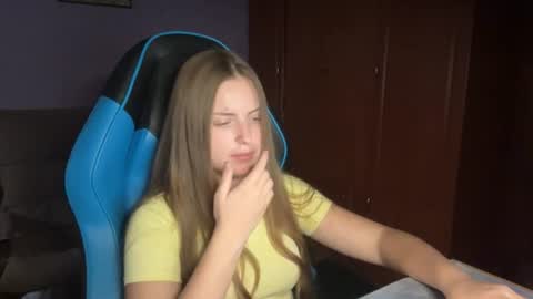 Snapshot of silksinner_ chatting on June 16, 2:09 pm Erica online show from June 16, 2:09 pm