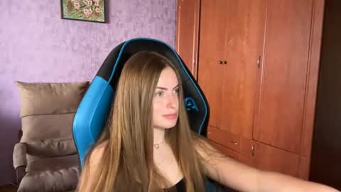 Snapshot of silksinner_ chatting on June 22, 1:41 pm Erica online show from June 22, 1:41 pm