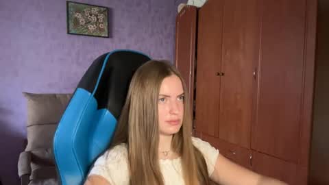 Snapshot of silksinner_ chatting on June 23, 9:29 am Erica online show from June 23, 9:29 am