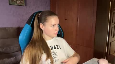 Snapshot of silksinner_ chatting on June 25, 10:31 am Erica online show from June 25, 10:31 am