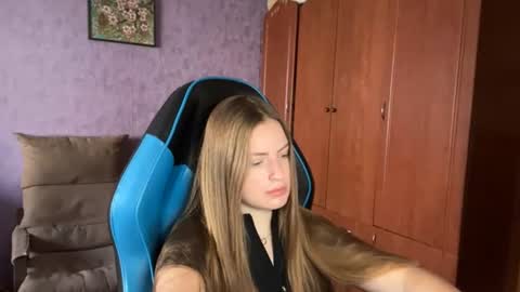 Snapshot of silksinner_ chatting on June 29, 10:59 am Erica online show from June 29, 10:59 am