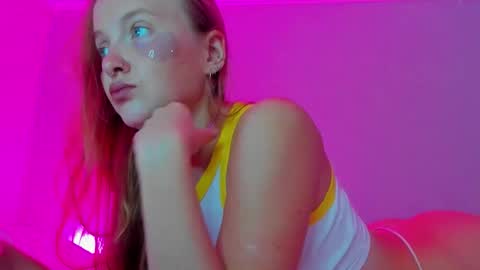 Snapshot of silky_huzelnut chatting on September 9, 8:25 am Mila online show from September 9, 8:25 am