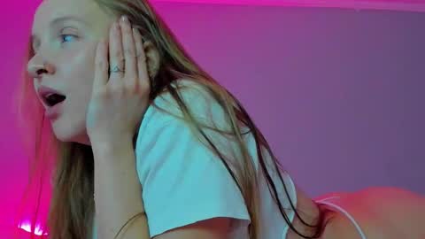 Snapshot of silky_huzelnut chatting on September 30, 8:03 pm Mila online show from September 30, 8:03 pm