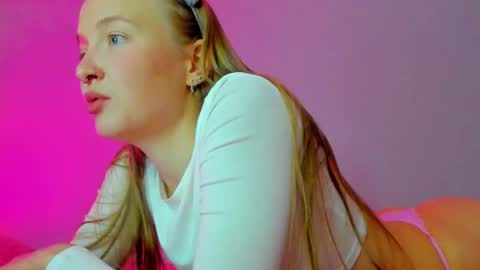 Snapshot of silky_huzelnut chatting on October 5, 9:07 am Mila online show from October 5, 9:07 am