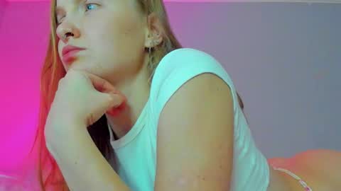Snapshot of silky_huzelnut chatting on October 12, 8:52 pm Mila online show from October 12, 8:52 pm
