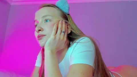 Snapshot of silky_huzelnut chatting on October 23, 8:02 am Mila online show from October 23, 8:02 am