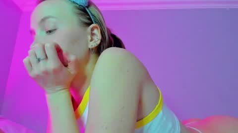 Snapshot of silky_huzelnut chatting on October 30, 6:59 am Mila online show from October 30, 6:59 am