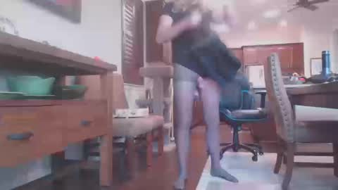 Snapshot of silkylvr chatting on October 10, 3:00 pm Silkylvr Crossdresser online show from October 10, 3:00 pm