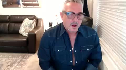 Snapshot of silveroli187 chatting on November 11, 4:18 pm silveroli187 online show from November 11, 4:18 pm