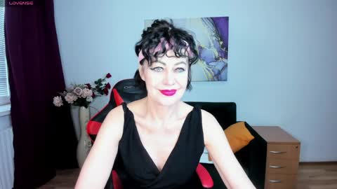 Silvia Wallec online show from May 2, 5:45 am