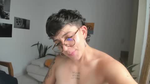 Snapshot of simone_4201 chatting on December 2, 9:06 pm Sim. online show from December 2, 9:06 pm