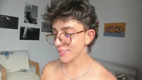 Snapshot of simone_4201 chatting on December 9, 9:48 pm Sim. online show from December 9, 9:48 pm