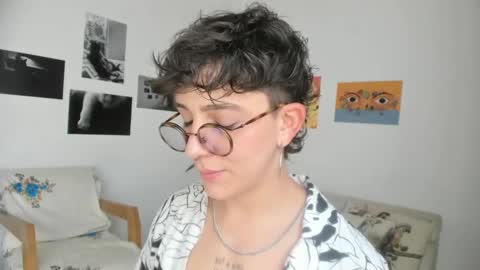 Snapshot of simone_4201 chatting on December 10, 7:32 pm Sim. online show from December 10, 7:32 pm