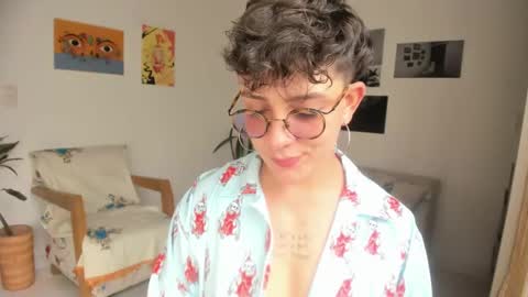 Snapshot of simone_4201 chatting on December 20, 8:01 pm Sim. online show from December 20, 8:01 pm