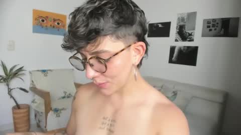 Snapshot of simone_4201 chatting on December 28, 4:09 pm Sim. online show from December 28, 4:09 pm