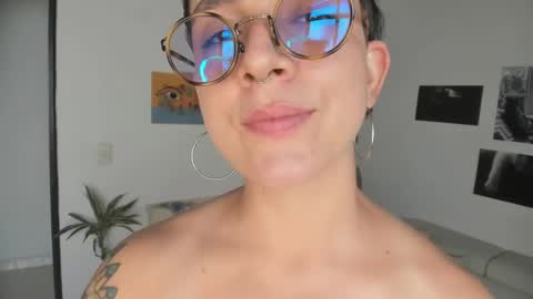 Snapshot of simone_4201 chatting on January 8, 4:33 pm Sim. online show from January 8, 4:33 pm