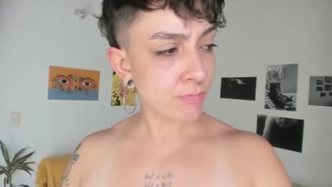 Snapshot of simone_4201 chatting on January 11, 7:27 pm Sim. online show from January 11, 7:27 pm