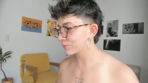 Snapshot of simone_4201 chatting on January 20, 6:43 pm Sim. online show from January 20, 6:43 pm