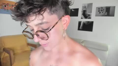 Snapshot of simone_4201 chatting on February 7, 11:45 pm Sim. online show from February 7, 11:45 pm