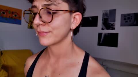 Snapshot of simone_4201 chatting on February 19, 9:47 pm Sim. online show from February 19, 9:47 pm