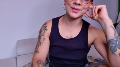 Snapshot of simone_4201 chatting on September 13, 9:47 pm Sim. online show from September 13, 9:47 pm