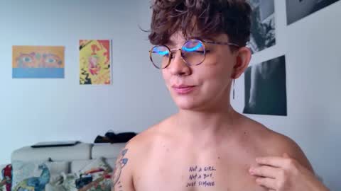 Snapshot of simone_4201 chatting on October 9, 1:20 pm Sim. online show from October 9, 1:20 pm