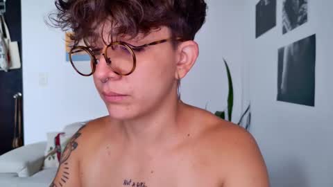 Snapshot of simone_4201 chatting on October 16, 1:45 pm Sim. online show from October 16, 1:45 pm