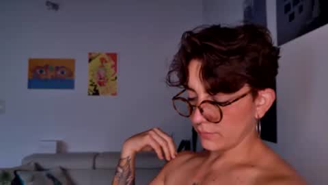 Snapshot of simone_4201 chatting on October 31, 11:55 am Sim. online show from October 31, 11:55 am