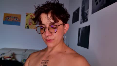 Snapshot of simone_4201 chatting on November 3, 6:53 pm Sim. online show from November 3, 6:53 pm