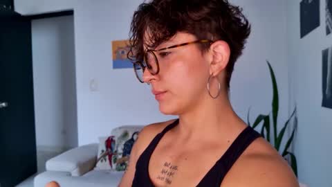 Snapshot of simone_4201 chatting on November 5, 6:30 pm Sim. online show from November 5, 6:30 pm