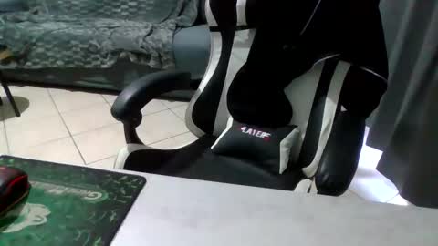 Snapshot of simoninside25 chatting on October 11, 2:04 pm simoninside25 online show from October 11, 2:04 pm