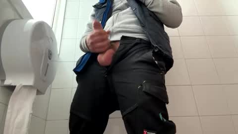 Snapshot of simoninside25 chatting on February 9, 2:21 pm simoninside25 online show from February 9, 2:21 pm