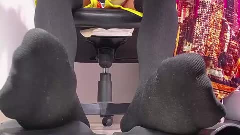 Snapshot of sir_kev66 chatting on February 9, 5:43 pm only foot worshipers here online show from February 9, 5:43 pm