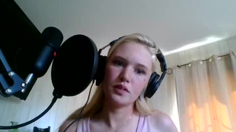 Snapshot of sirentalks chatting on May 21, 6:26 pm Sirentalks online show from May 21, 6:26 pm
