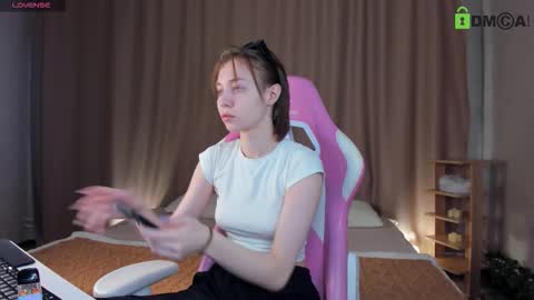 Snapshot of skelerata chatting on December 19, 1:01 am Emily online show from December 19, 1:01 am