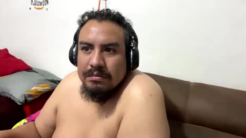 Snapshot of skinhell chatting on December 6, 5:31 am Elias online show from December 6, 5:31 am