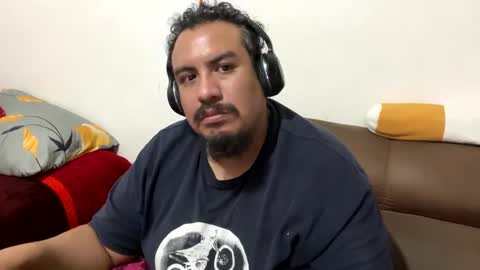 Snapshot of skinhell chatting on December 9, 12:23 am Elias online show from December 9, 12:23 am