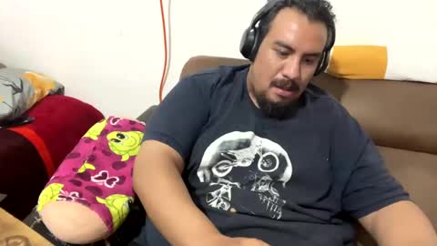 Snapshot of skinhell chatting on December 9, 4:34 am Elias online show from December 9, 4:34 am