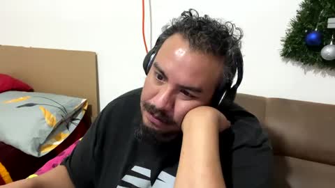 Snapshot of skinhell chatting on December 28, 12:04 am Elias online show from December 28, 12:04 am