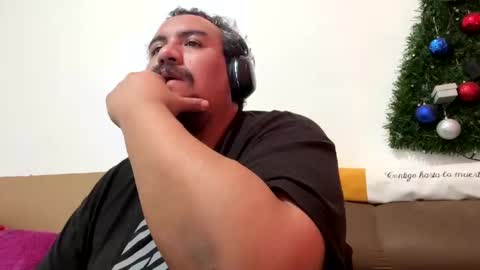 Snapshot of skinhell chatting on January 19, 10:17 pm Elias online show from January 19, 10:17 pm