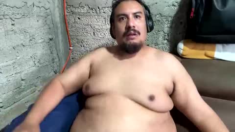 Snapshot of skinhell chatting on November 5, 11:16 pm Elias online show from November 5, 11:16 pm