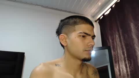 Snapshot of skinny_badboy chatting on December 28, 6:18 pm E R O S online show from December 28, 6:18 pm