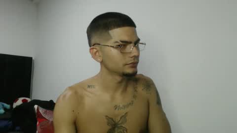 Snapshot of skinny_badboy chatting on February 10, 2:48 am E R O S online show from February 10, 2:48 am