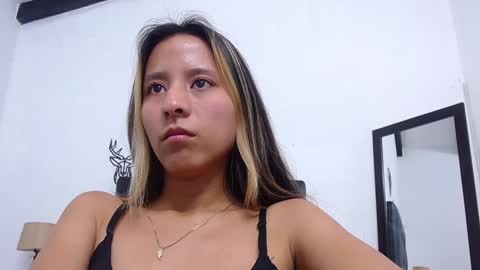 Snapshot of skinny_hottie18 chatting on December 10, 1:44 pm skinny_hottie18 online show from December 10, 1:44 pm