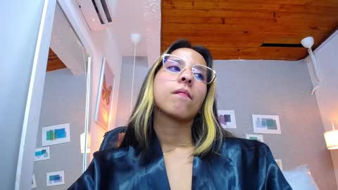 Snapshot of skinny_hottie18 chatting on January 9, 8:33 pm skinny_hottie18 online show from January 9, 8:33 pm