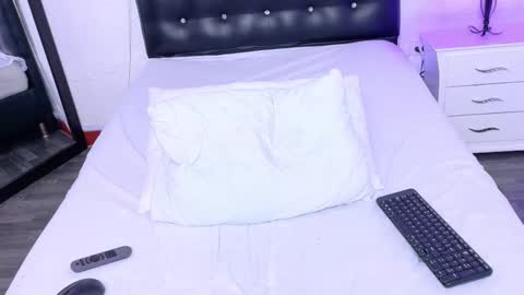 Snapshot of skinny_hottie18 chatting on March 5, 2:23 pm skinny_hottie18 online show from March 5, 2:23 pm