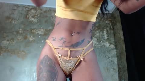 Snapshot of skinny_yizz chatting on December 22, 10:04 pm Only Pvt online show from December 22, 10:04 pm