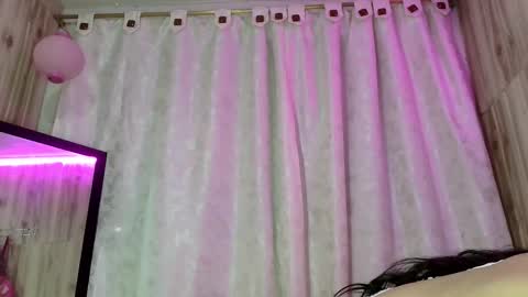 Snapshot of skinny_yizz chatting on November 19, 7:58 pm Only Pvt online show from November 19, 7:58 pm