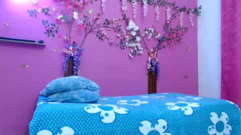 Snapshot of skinnybarbie022 chatting on May 18, 12:18 am barbi online show from May 18, 12:18 am